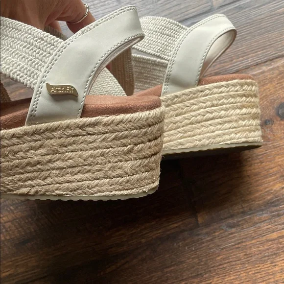 Skechers Women's Cream Sandals - Picture 4 of 5